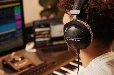 Beyerdynamic DT 770 PRO vs. Gaming Headsets Beyerdynamic DT 770 PRO vs. Gaming Headsets
